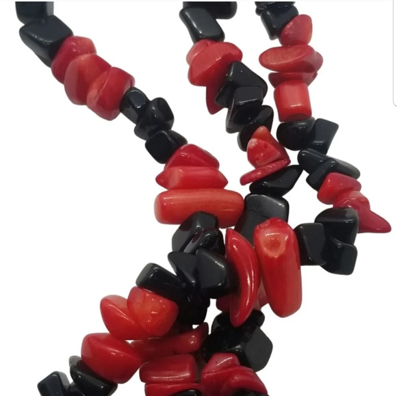 VINTAGE RED CORAL & BLACK ONYX CHIP LAYERED NECKLACE - Picture 5 of 5